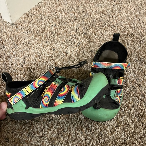 EUC boys green and tie dye Keen sandals - Picture 2 of 5